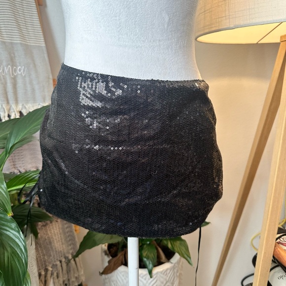 Fredrick’s of Hollywood black sequin skirt - Picture 4 of 8